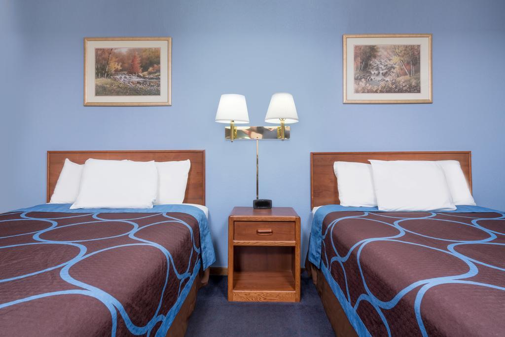 Super 8 By Wyndham Mankato Hotel Room photo